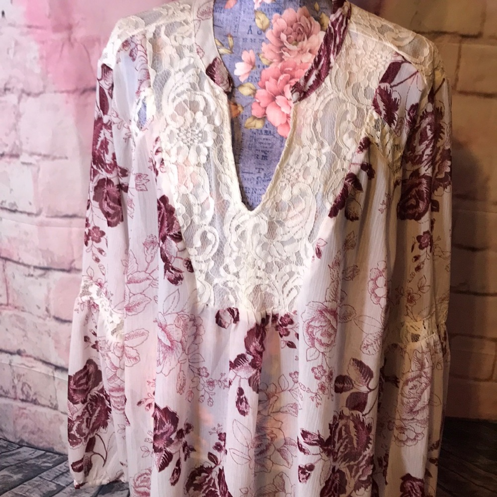 Torrid sz 4 lace cream/white with dark red roses